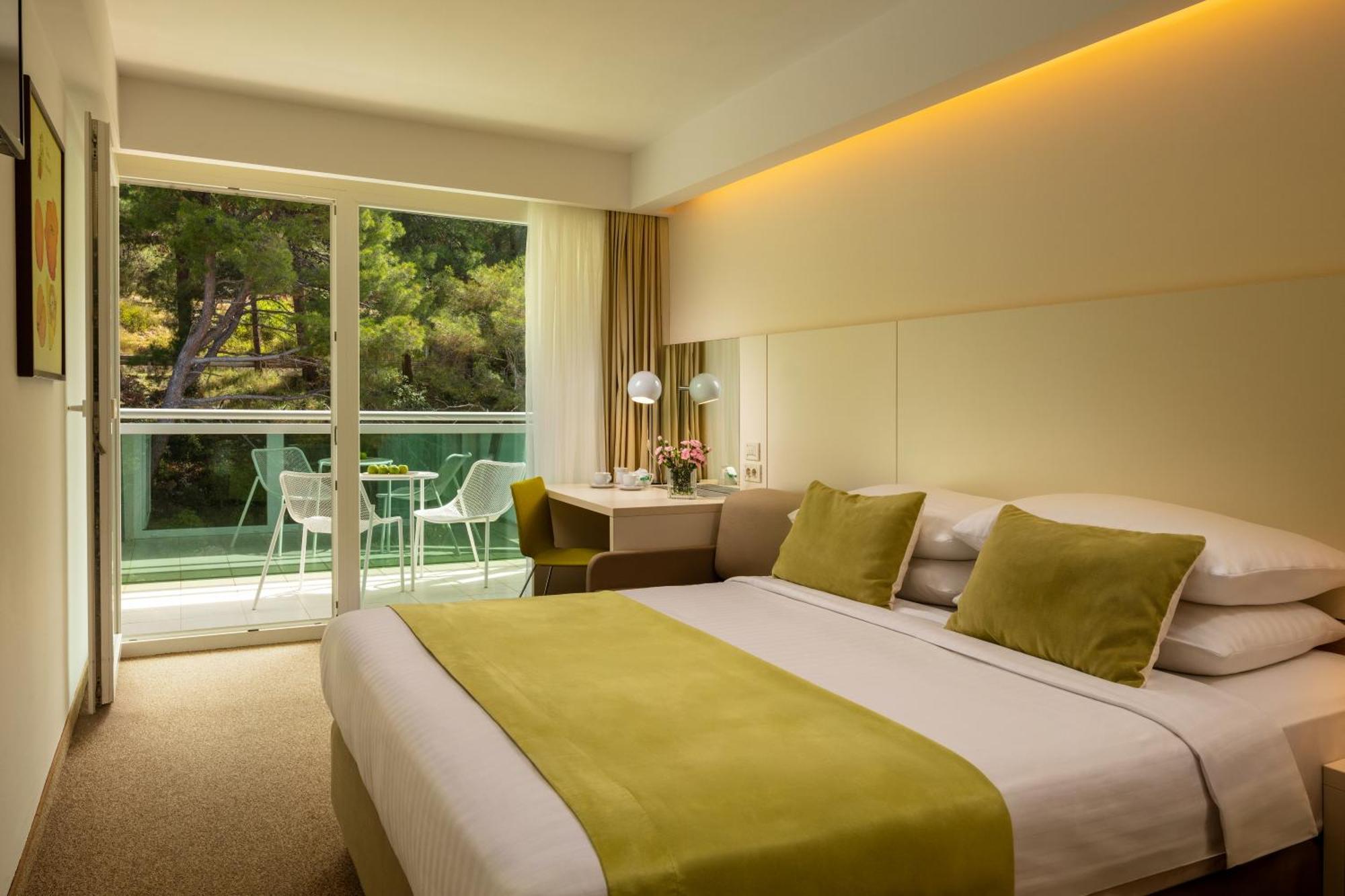 Camera Matrimoniale Standard con Letto Supplementare e Balcone