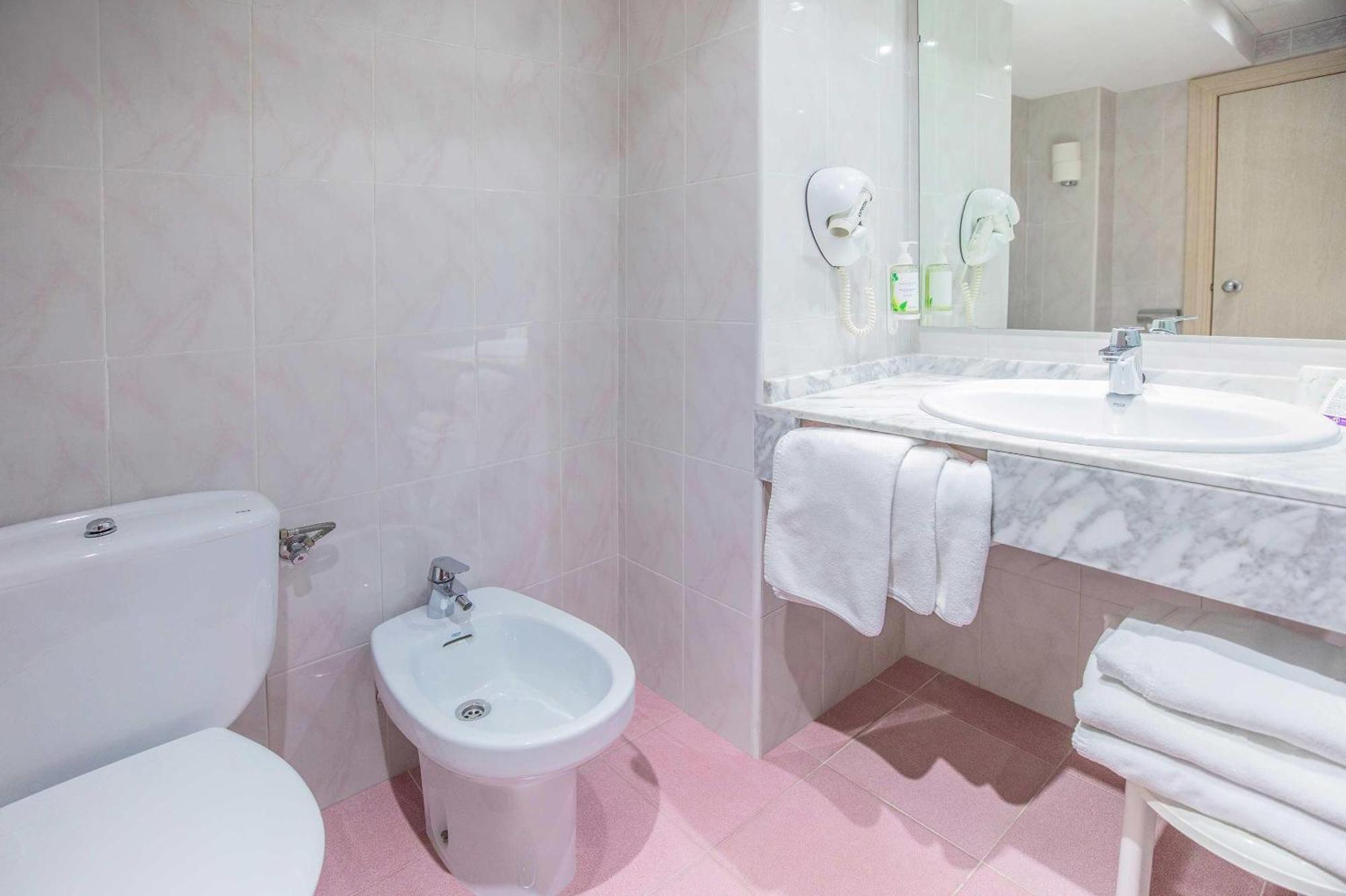 Double or Twin Room with Extra Bed with Sea View (3 Adults)