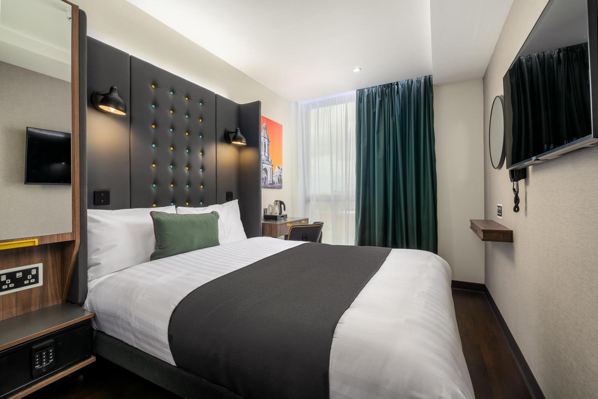 Comfy Double Room Window