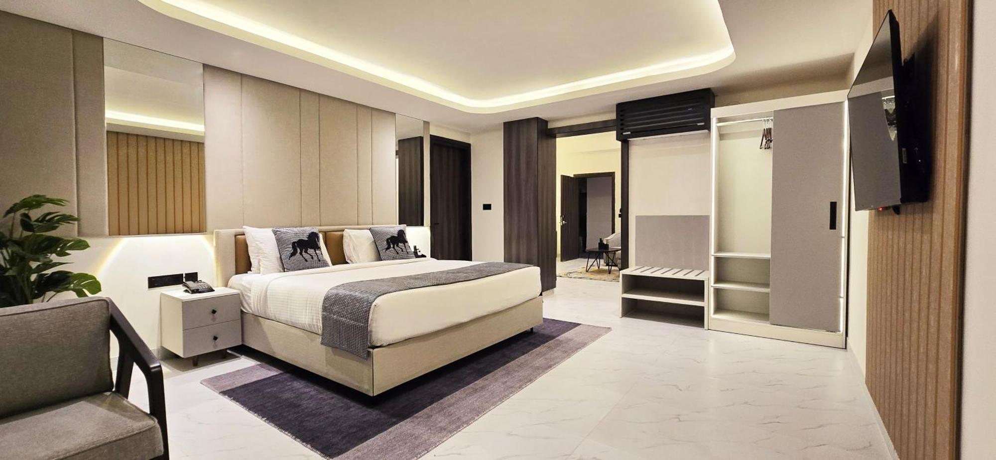 Suite,1706875376:JPEG