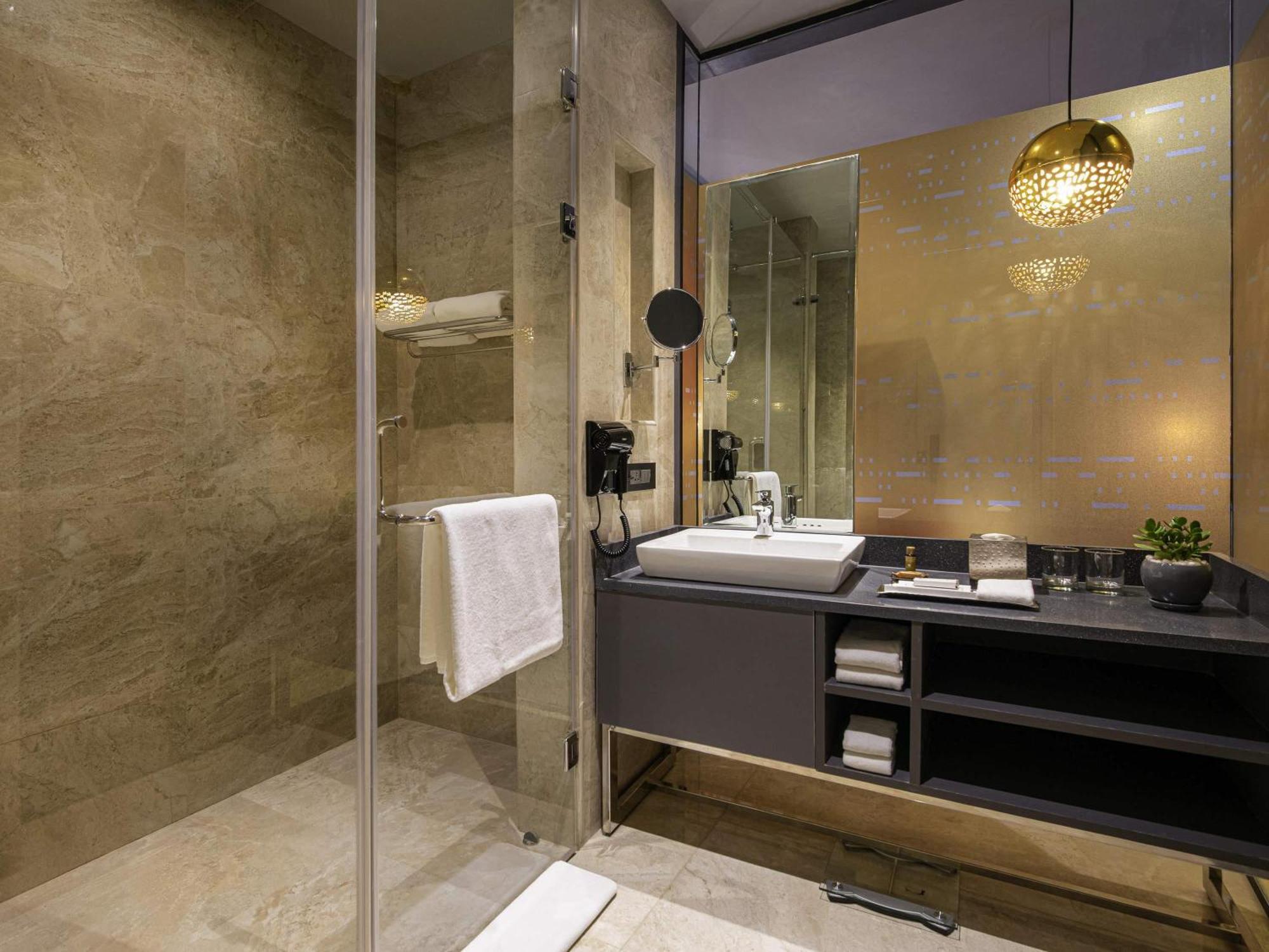 Deluxe Room,Twin Bed -15% on F&B, Spa & Laundry, Happy Hours from 6-8pm (Buy 1 get 1)