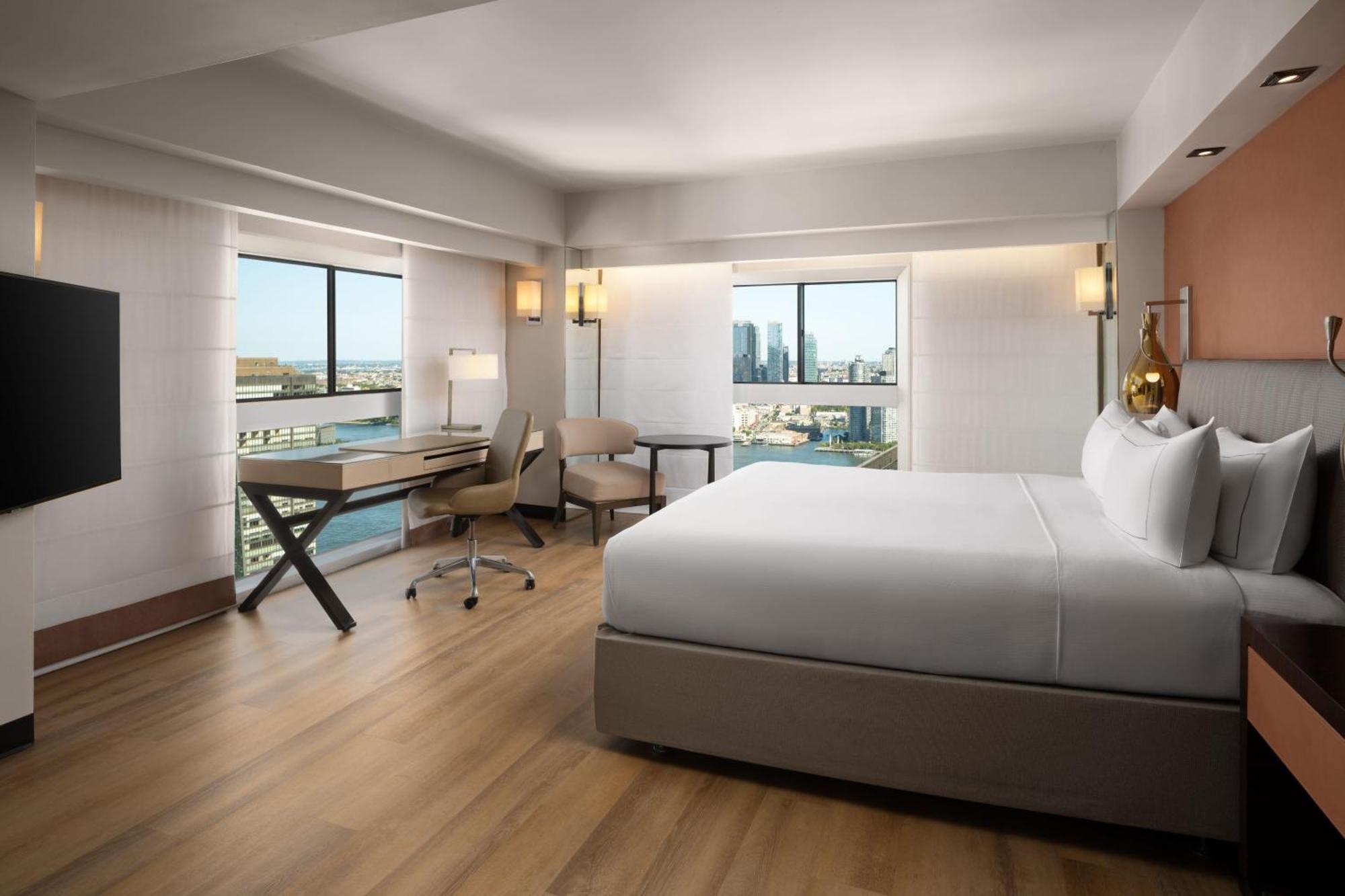 Deluxe King Room Roll Shower City View Accessible