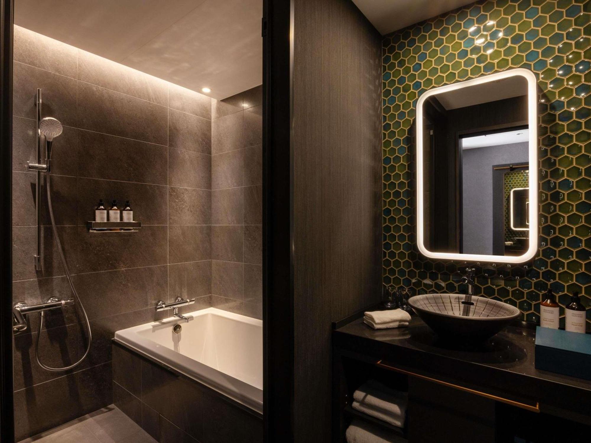 Superior Room with One King Bed and Bathtub - Non Smoking