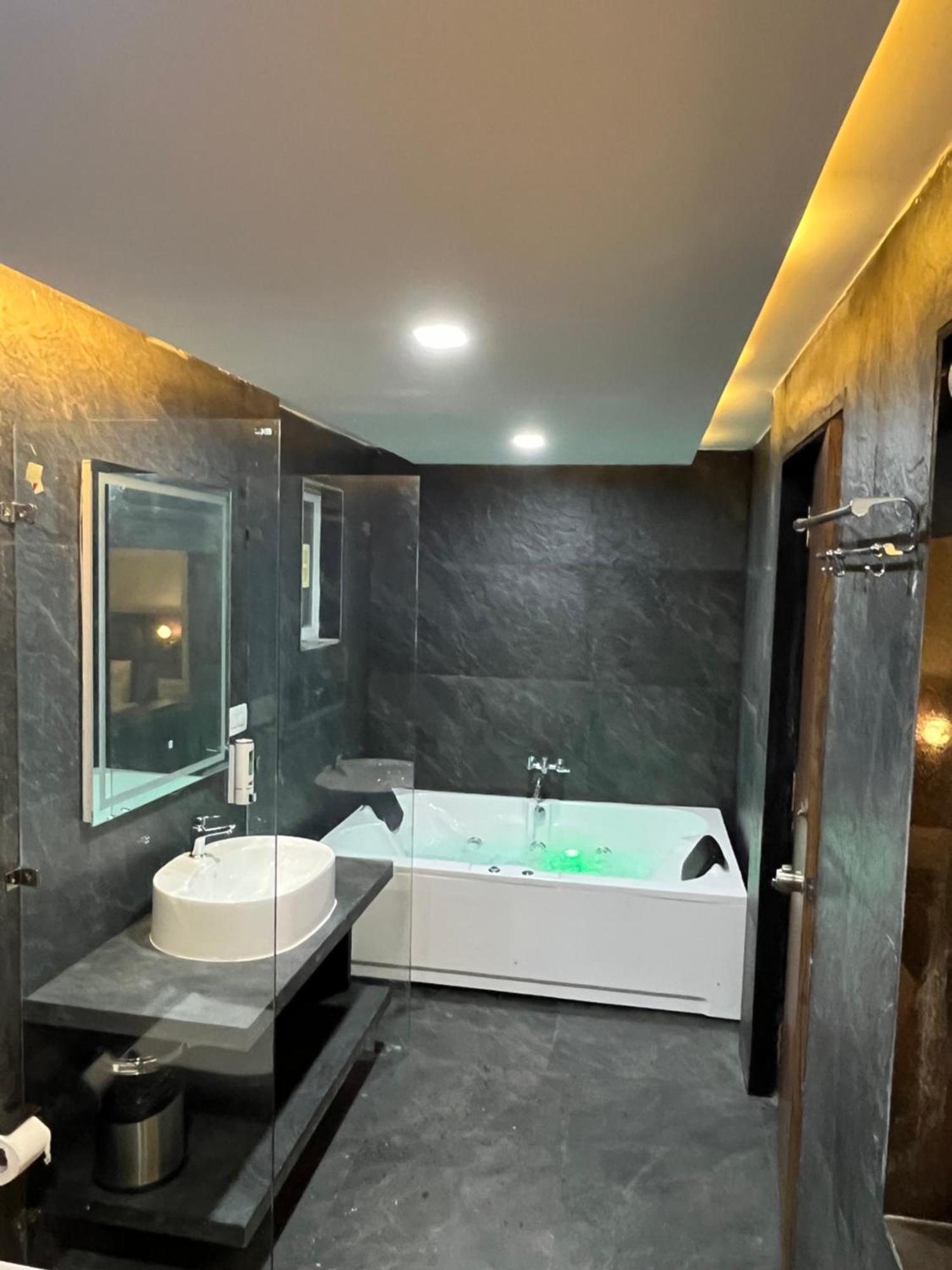 King Room with Spa Bath