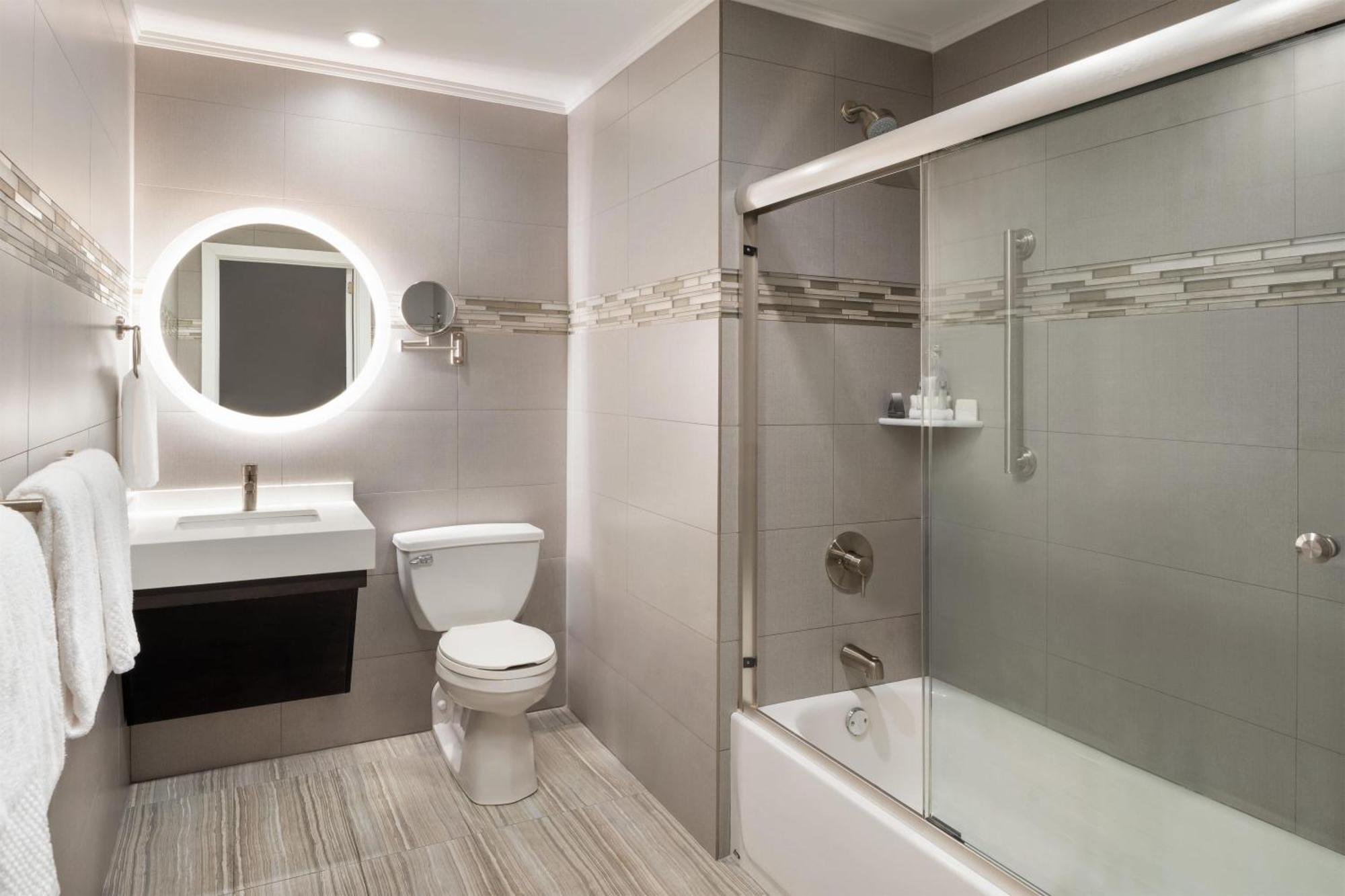 Queen Room - Mobility Accessible