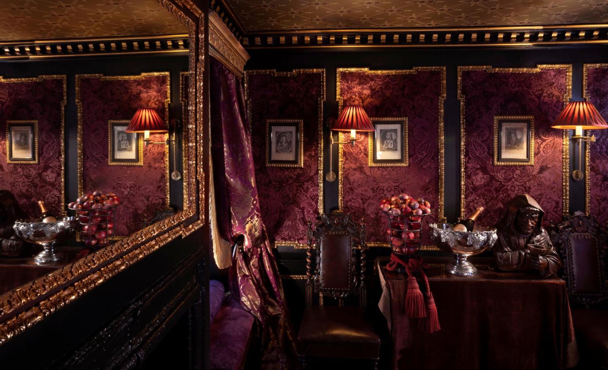 Deluxe Suite - Armoury