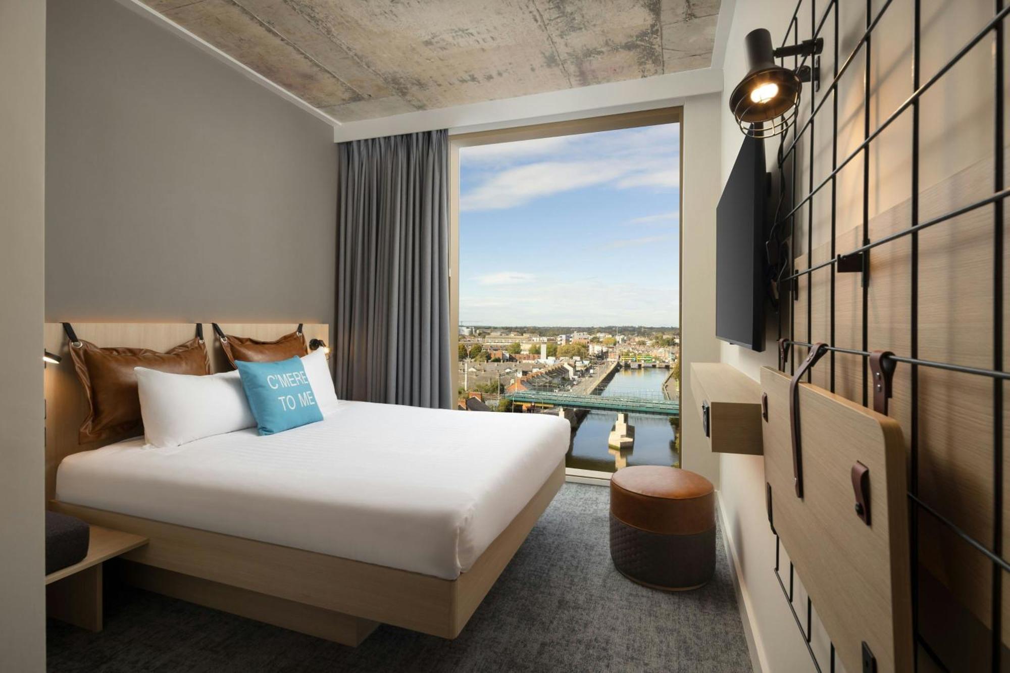 Queen Room City or River View Moxy