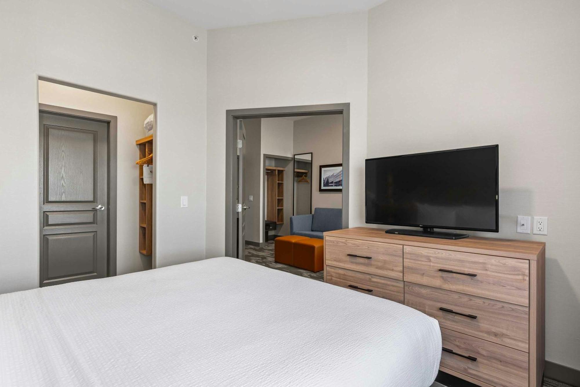 Grand Suite, 1 King Bed, Sofa Bed, Kitchenette