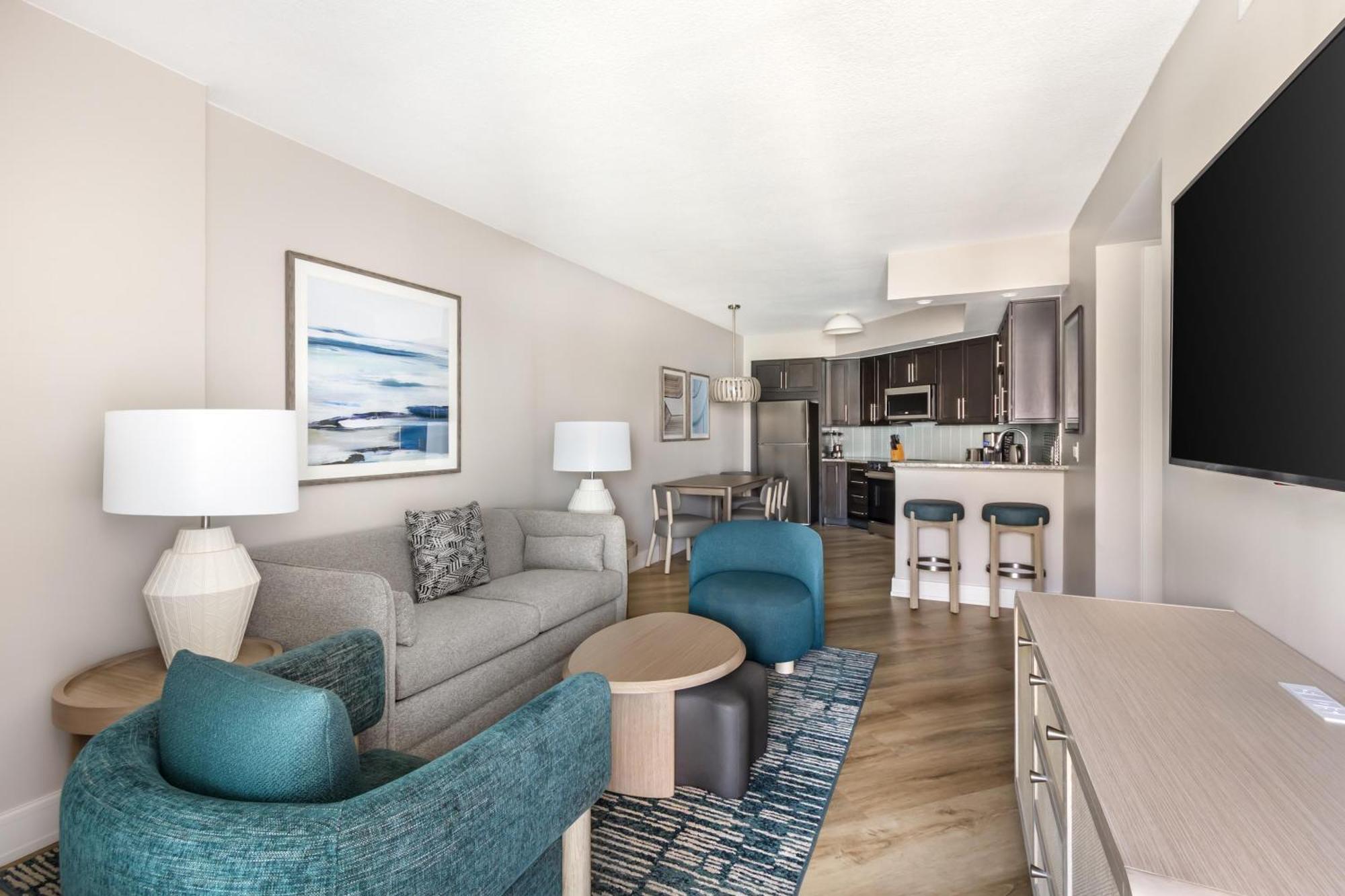 Two-Bedroom Suite with King Bed and Queen Bed, Ocean View and Roll-in Shower - Mobility Access