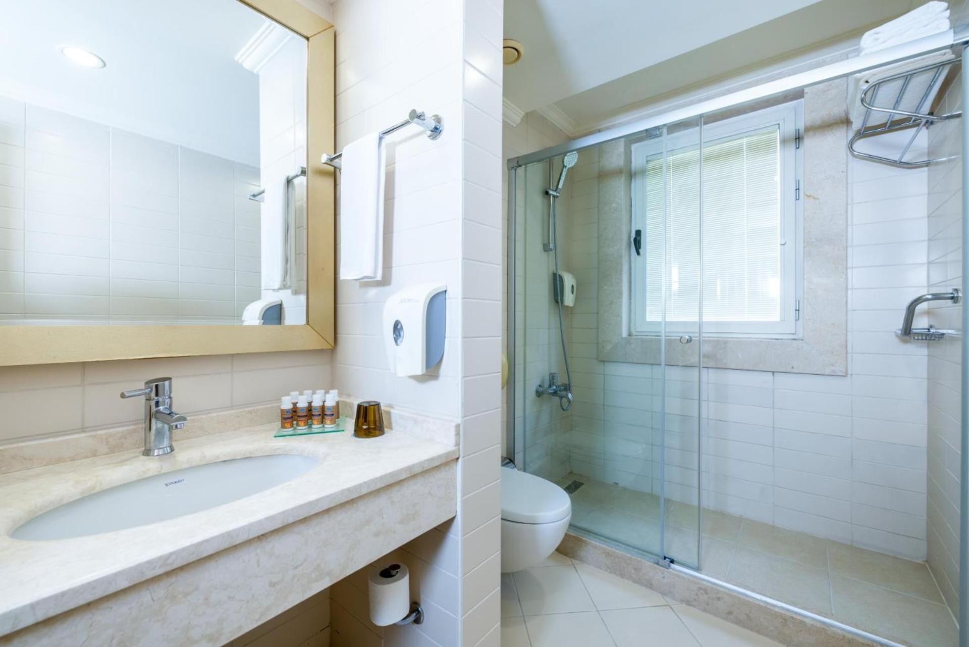 Chambre Familiale (3 Adultes + 1 Enfant)