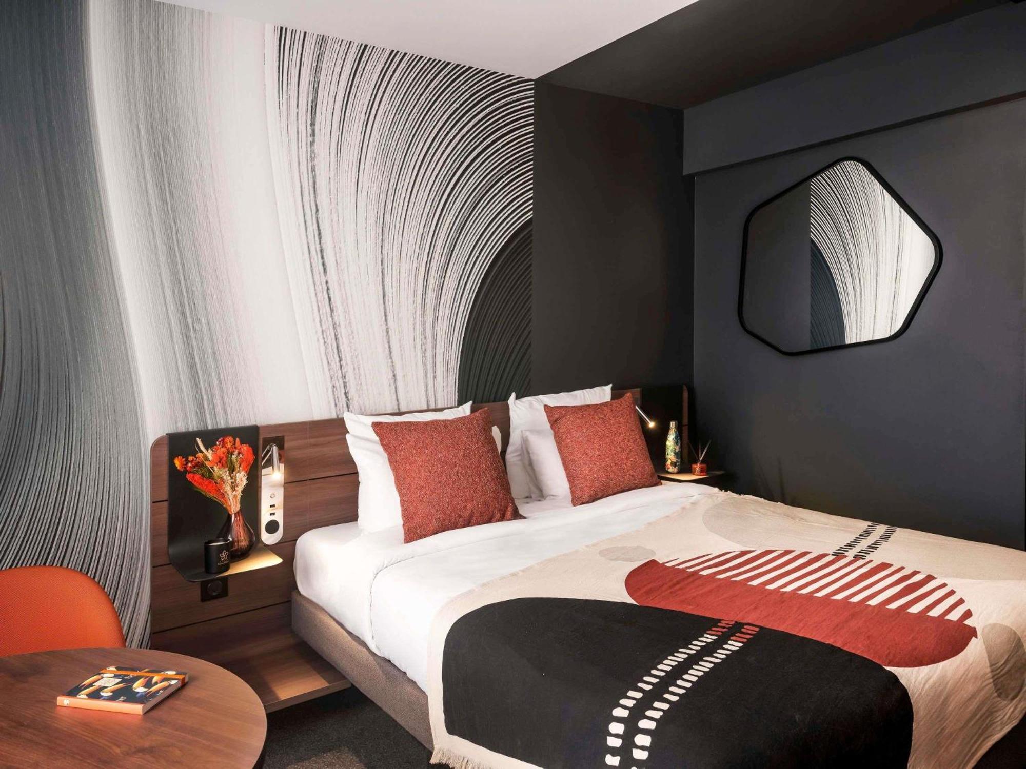 Executive Room with One Double Bed and One Single Sofa Bed, Eiffel Tower View
