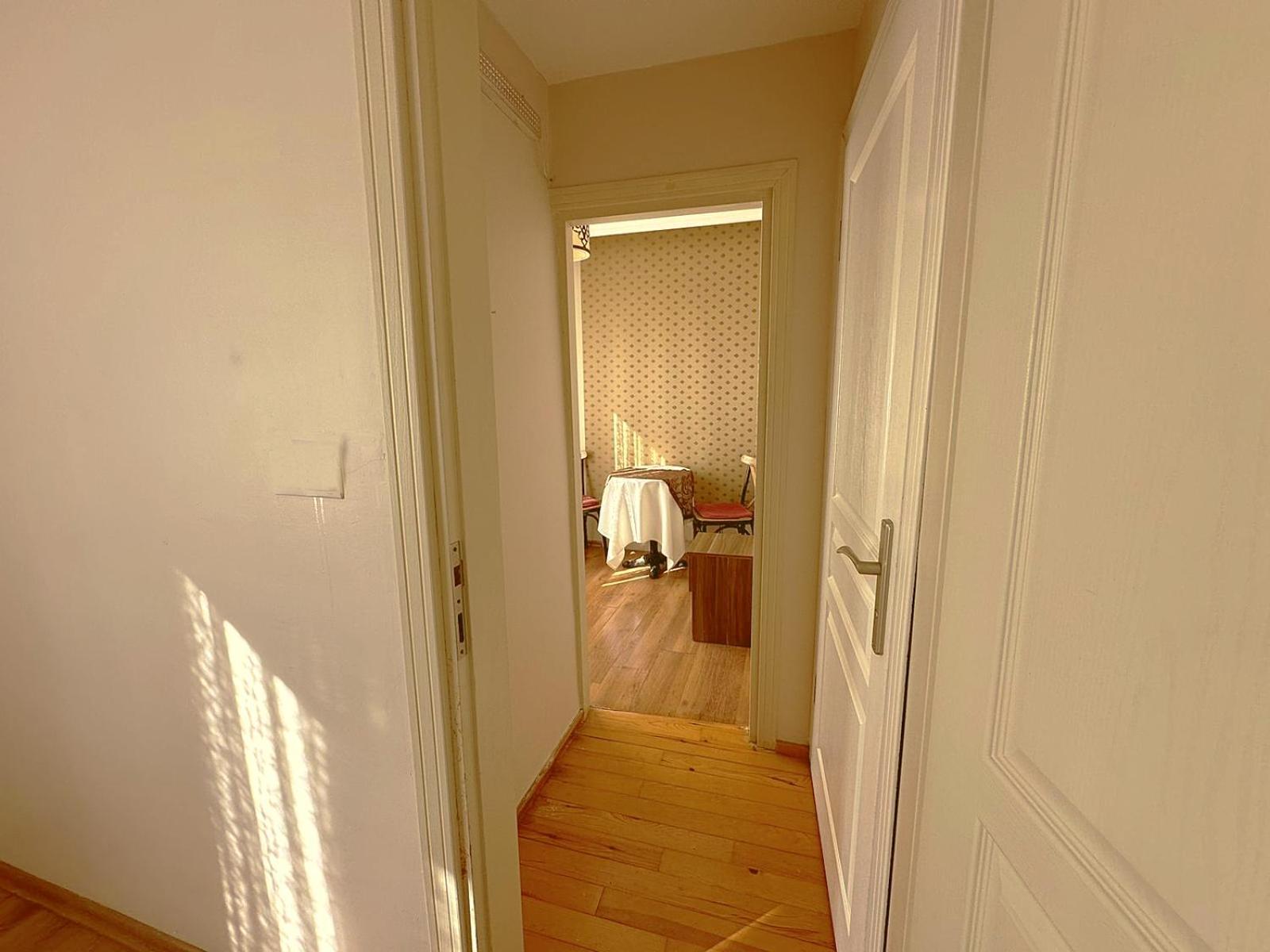 Tweepersoonskamer met 2 Aparte Bedden en Eigen Externe Badkamer