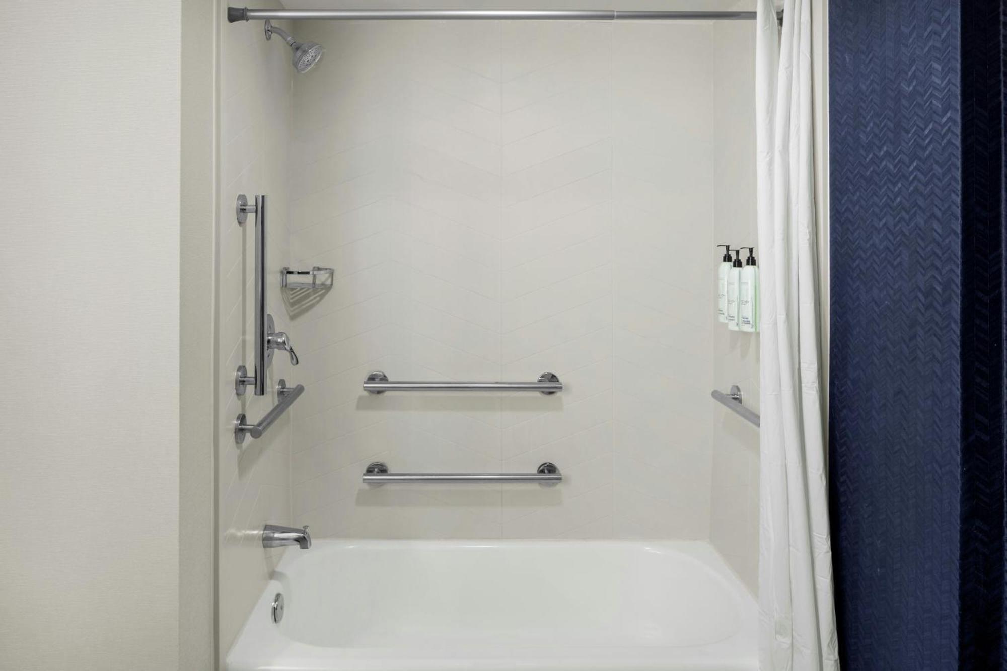 King Room with Sofa Bed, Transfer Shower and Bathtub - Mobility Access