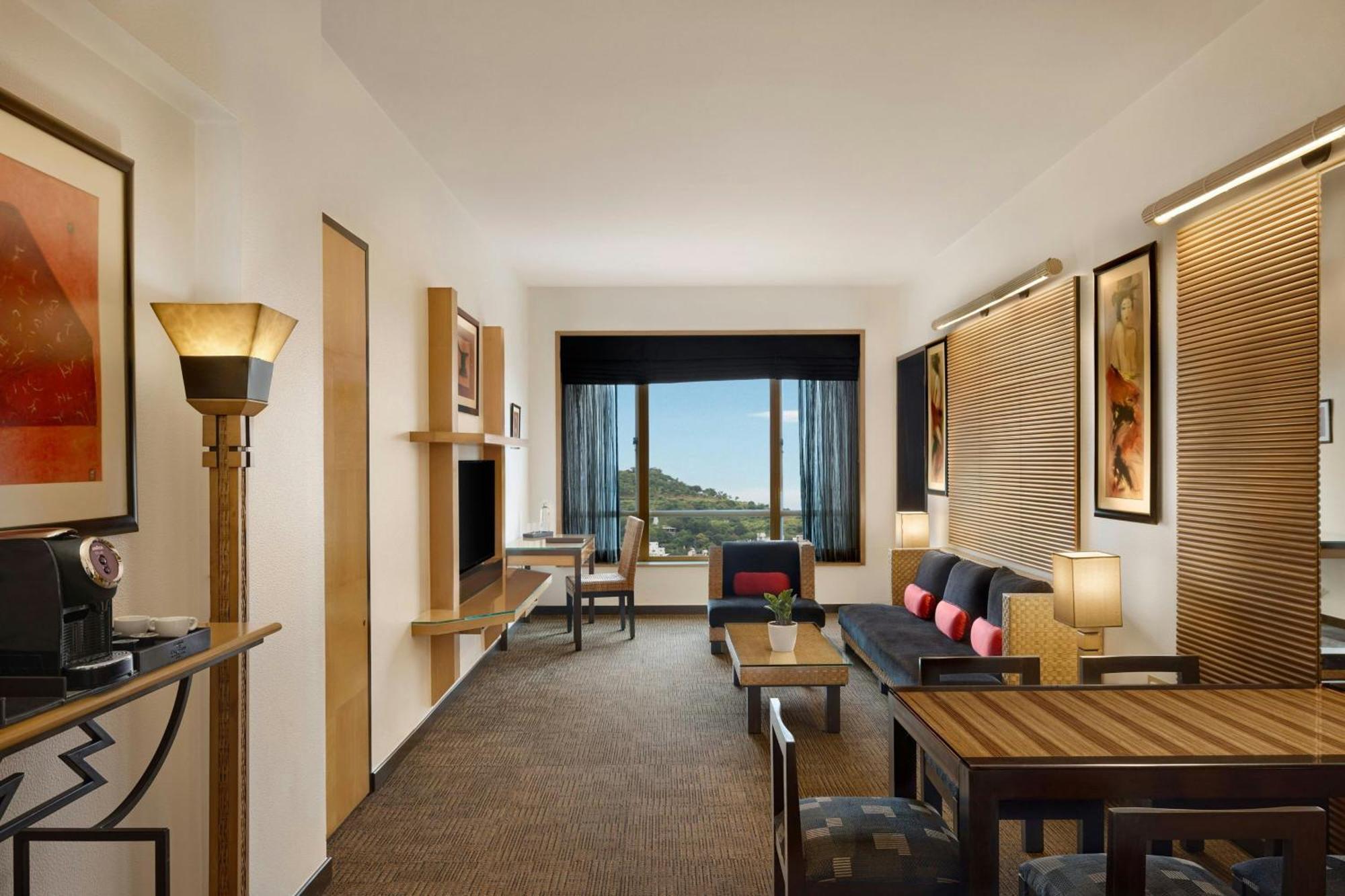 Hazel King Suite with City View