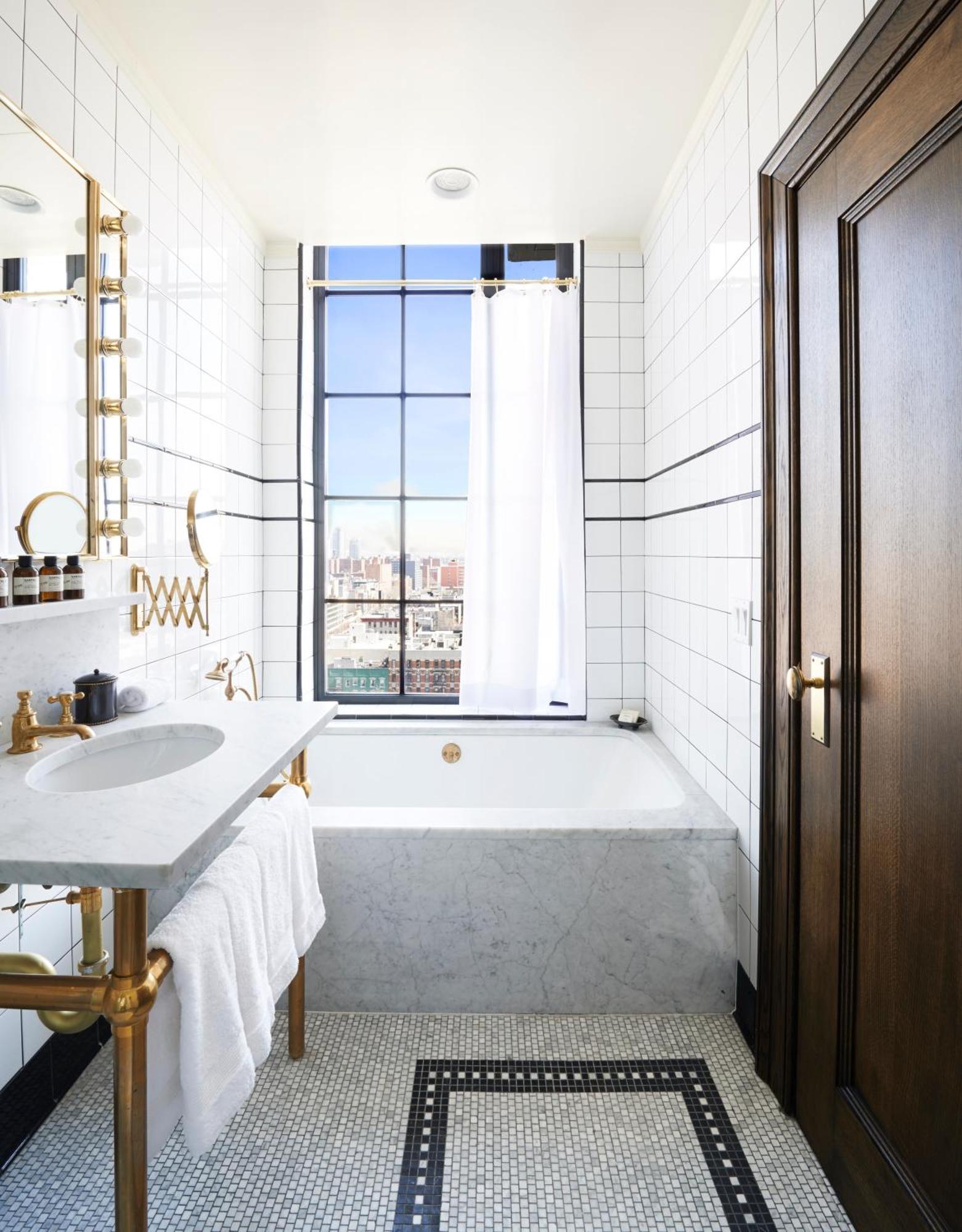 Queen Loft with Tub