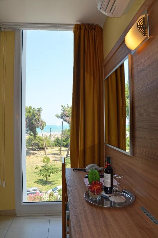 Camera Matrimoniale con Balcone e Vista Mare