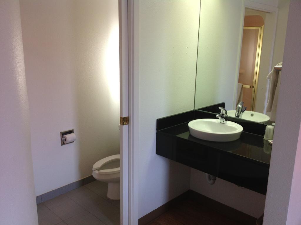 Presidential Suite: 15% off on Two-way Airport Transfer, 10% off on Food & Beverage services, 10% Discount On Laundry service,635942139:JPEG