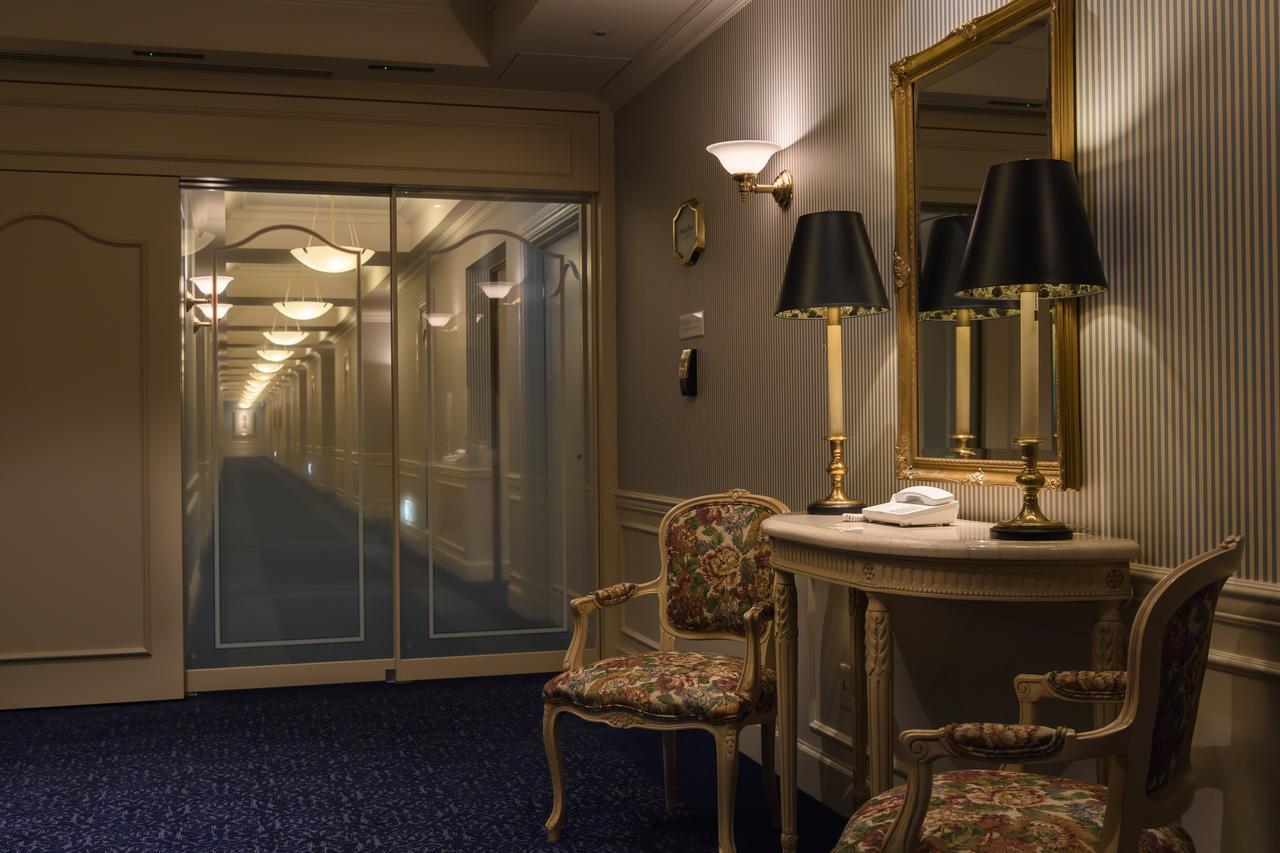 Junior Suite Double with Two Extra Beds - Non-Smoking - Club Lounge Access