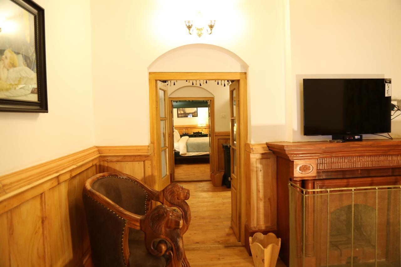 Victorian Suite (Complimentary In-Room Refreshments,featuring Cookie Platter + 15% off on Food & Beverages + Free Breakfast + Complimentary Bonfire + Complimentary Hi-Tea + 10% Off on Honeymoon Package)