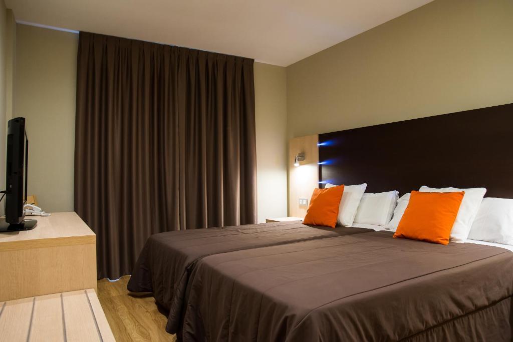 Double or Twin Room (1 Adult)