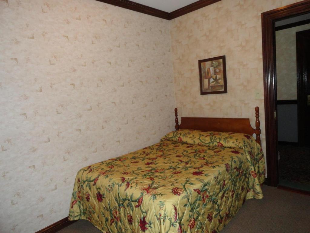 Queen Room with Shared Bathroom