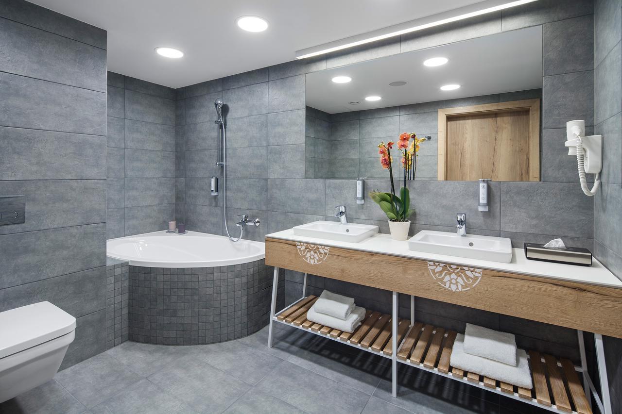 Mountain View Suite with 1 double bed (without access to the thermal baths)