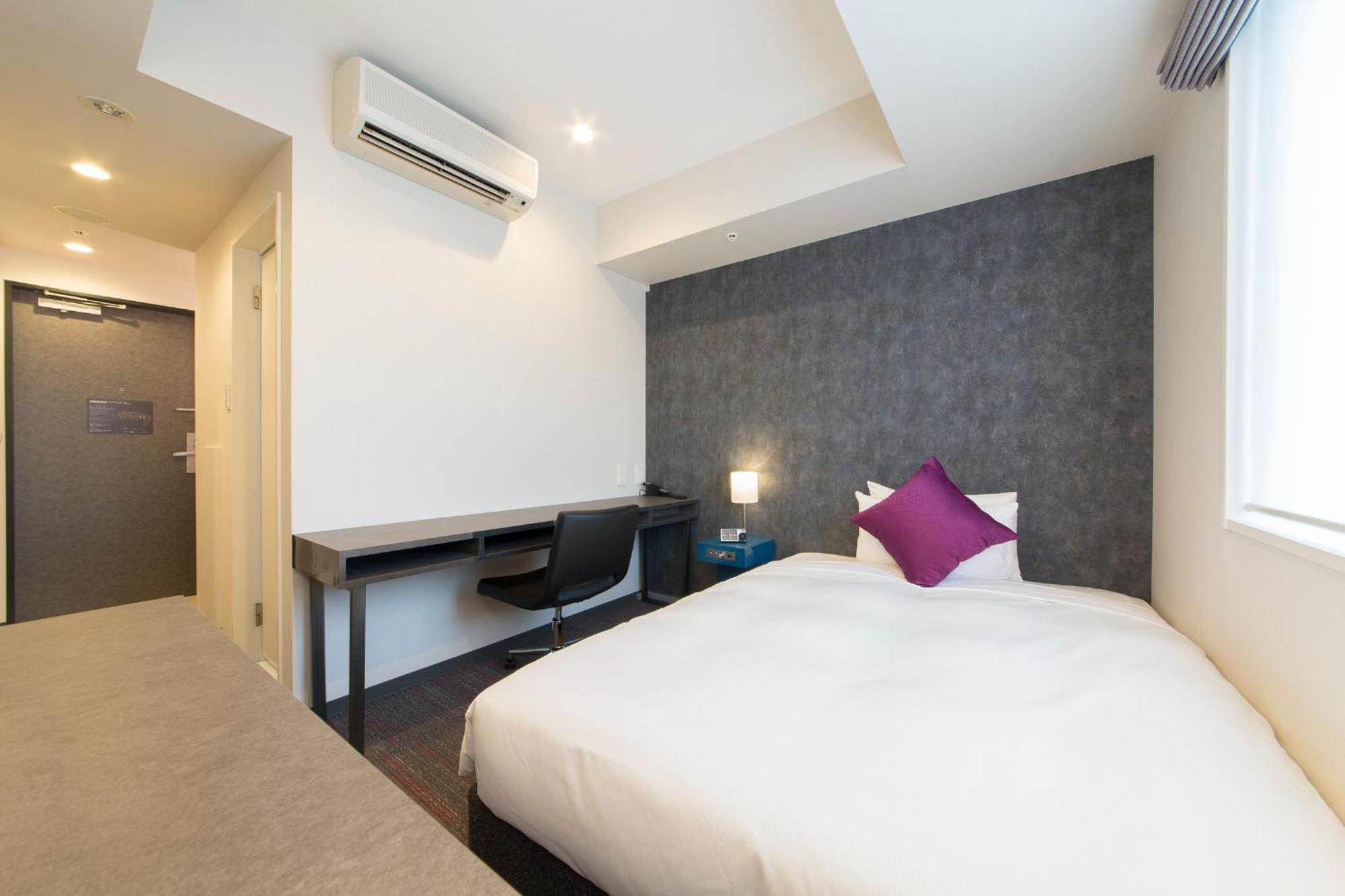 Moderate Semi Double -Non-Smoking,704071687:JPEG