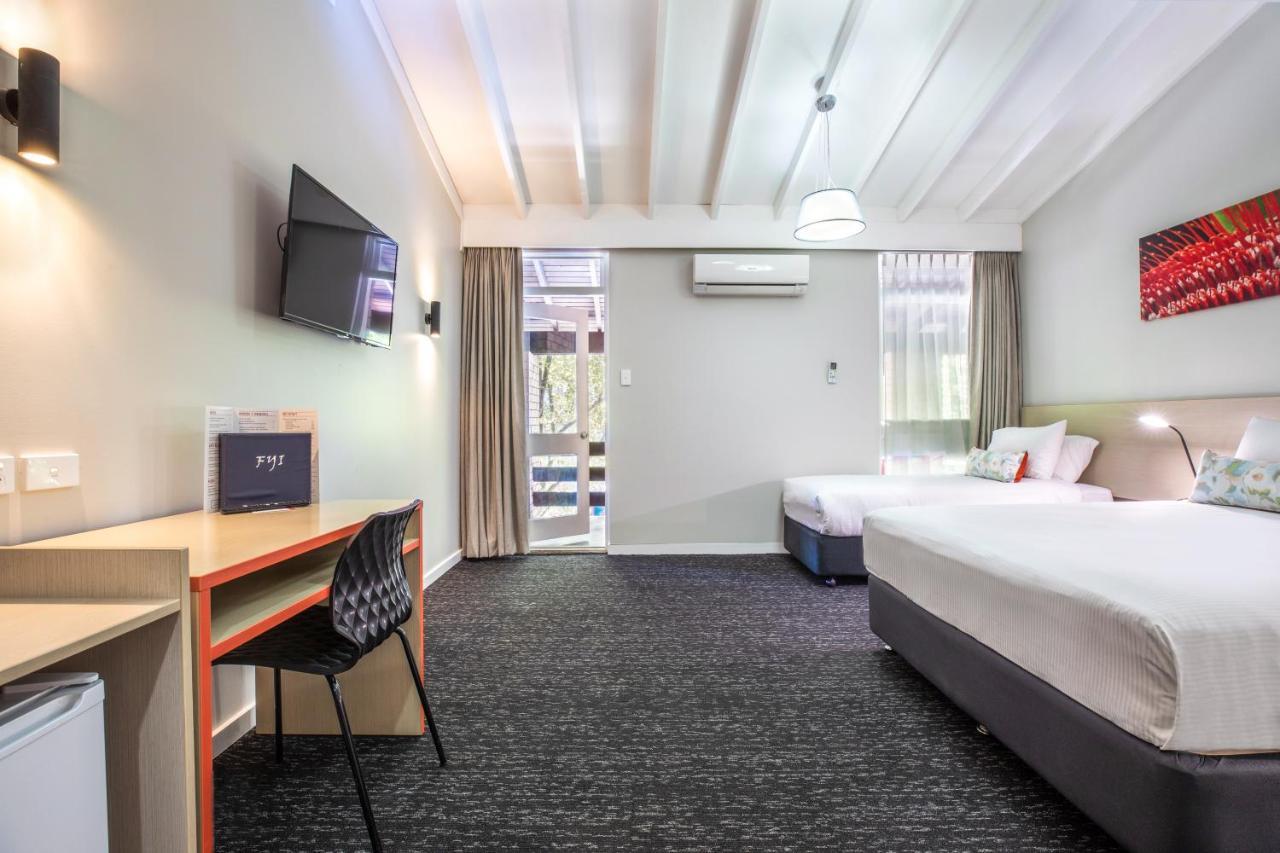 Queen and Single Studio,768972877:JPEG