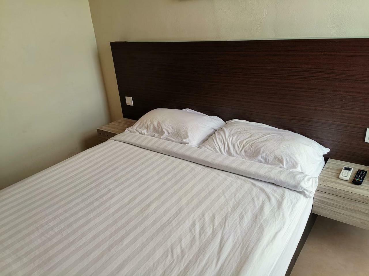 Single Queen Room