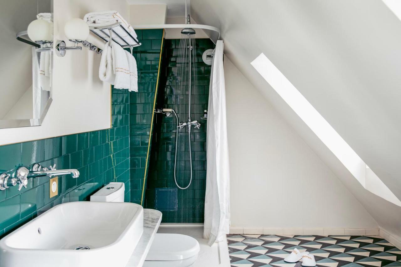 Room "Sous les Toits 59 ft² " with Montmartre View