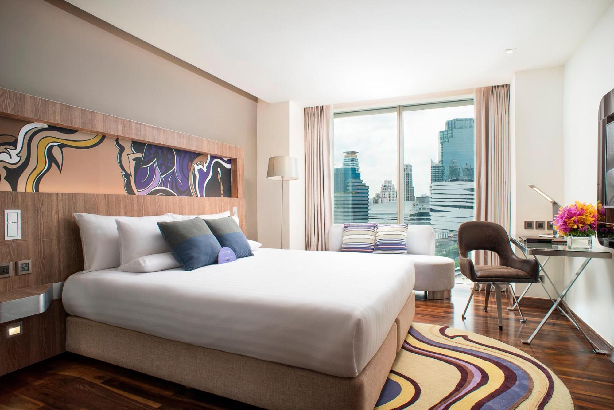 Superior King Room with City View