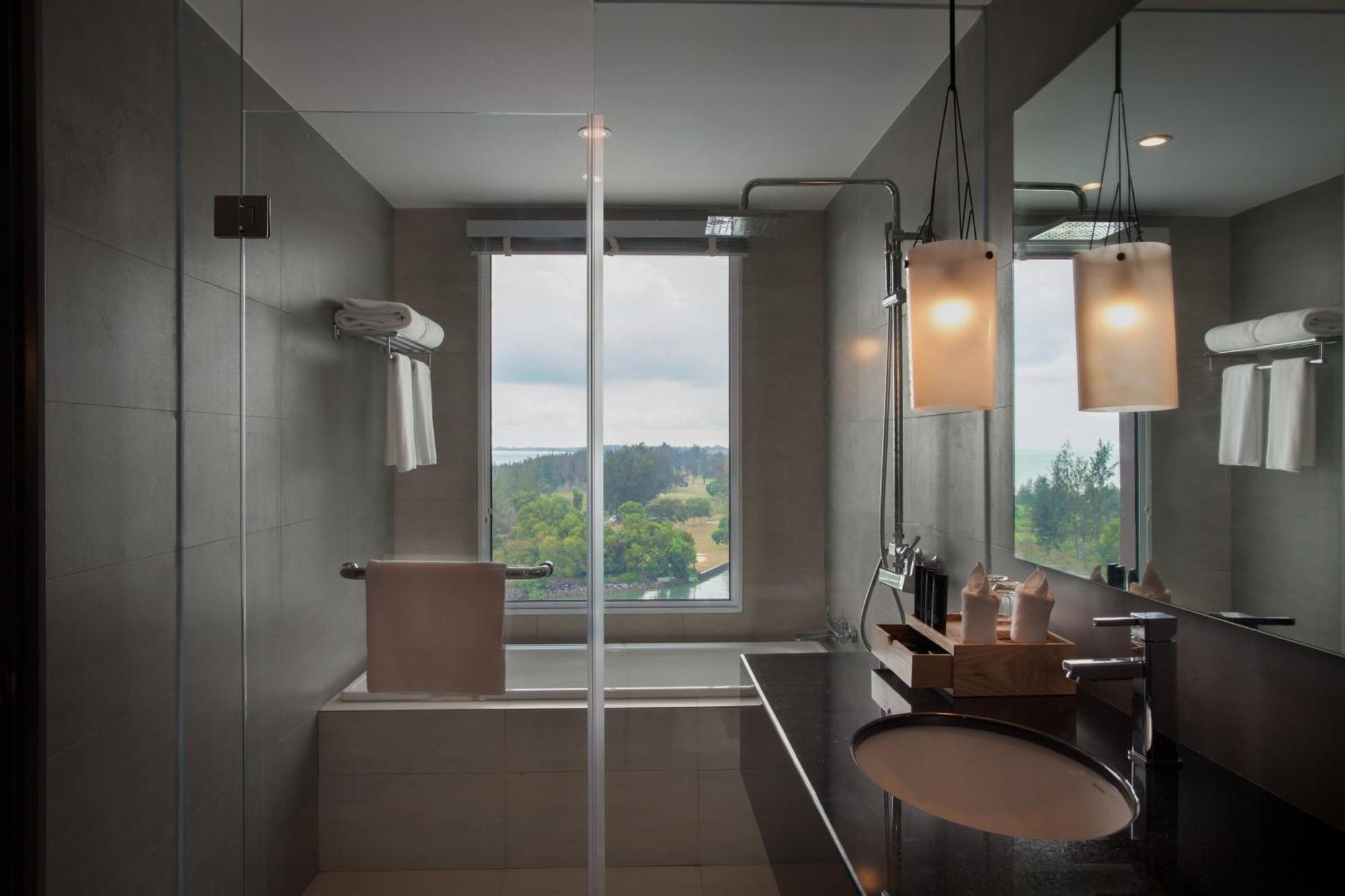 Deluxe King Room: 15% off on Two-way Airport Transfer, 10% off on Food & Beverage services, 10% Discount On Laundry service,923434273:JPEG