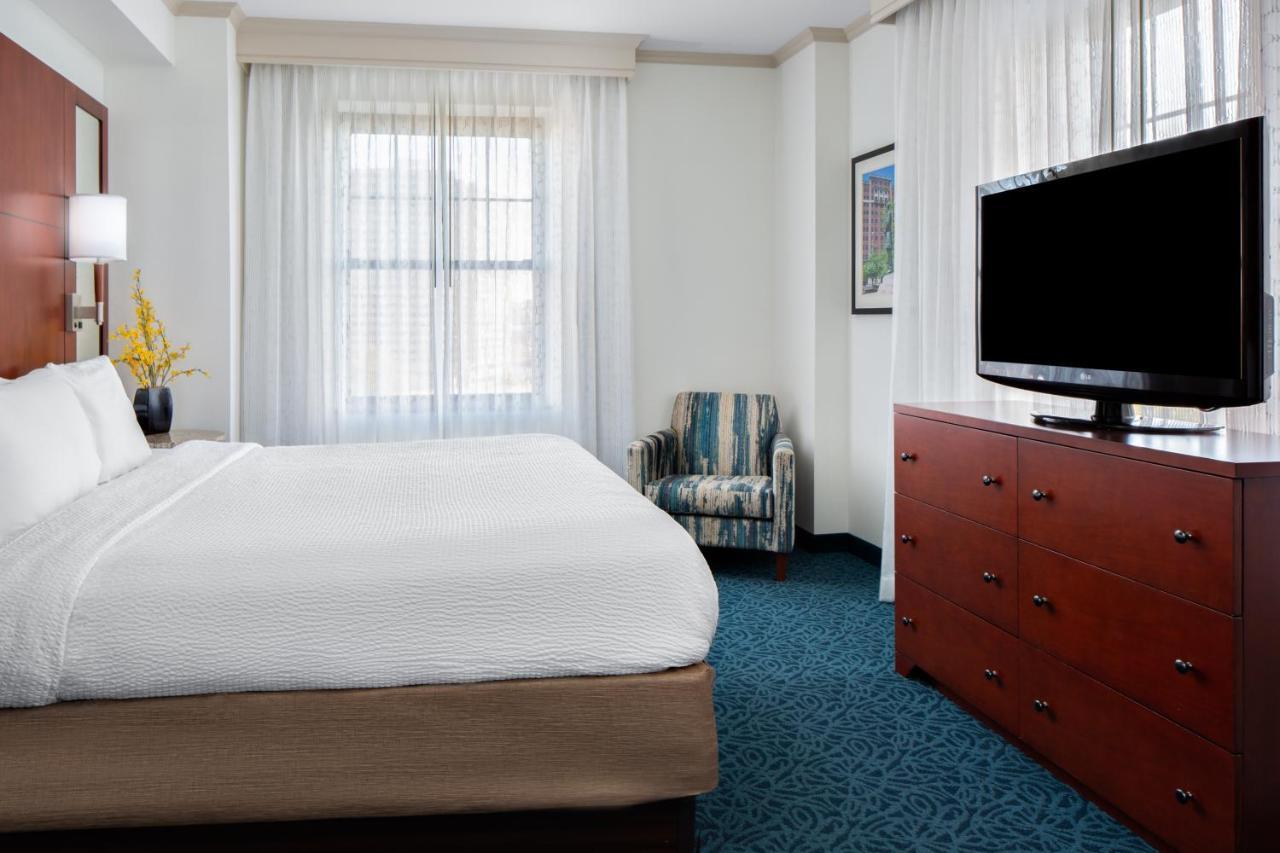 One-Bedroom King Suite with Sofa Bed and Lytle Park View