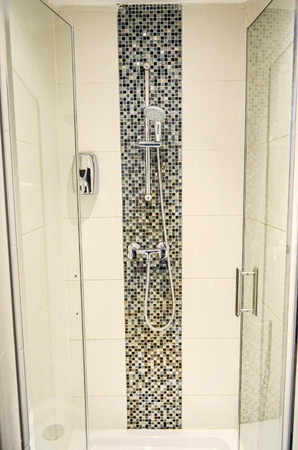 Deze driepersoonskamer heeft een gedeelde badkamer.