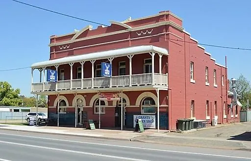 Tattersalls Hotel Greta-1