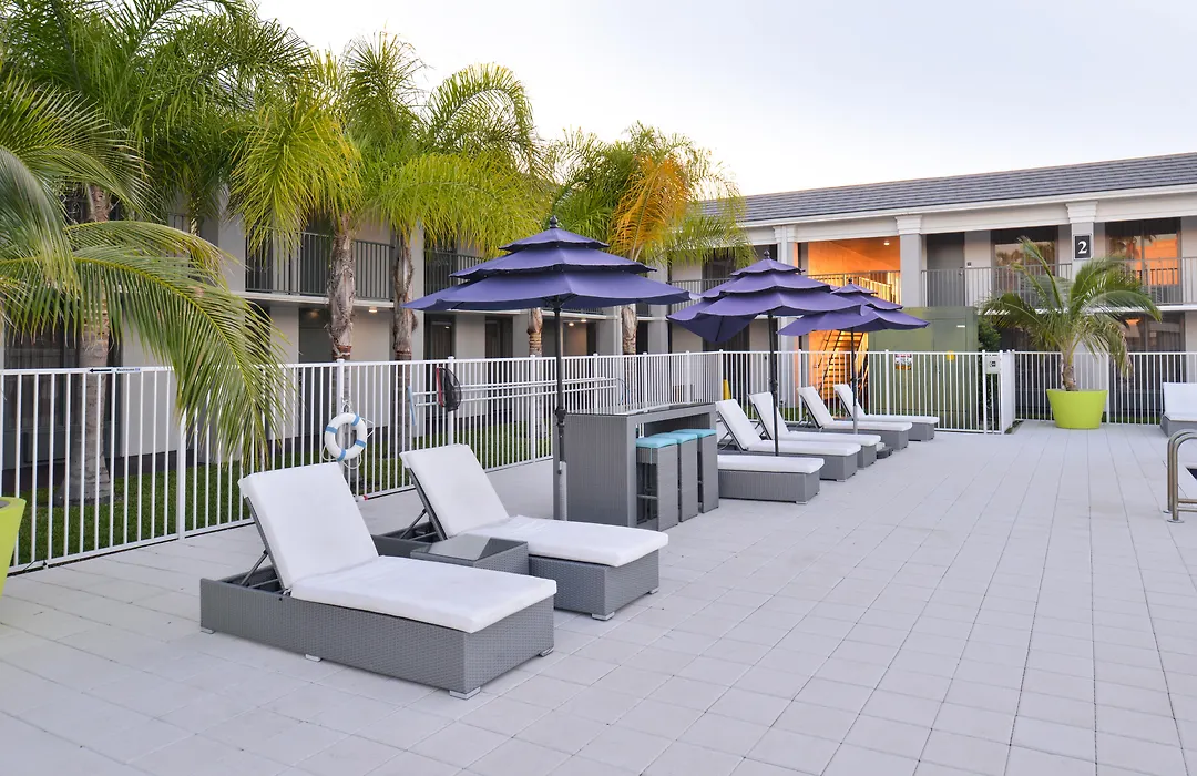 Clarion Inn & Suites Across From Universal Orlando Resort-1
