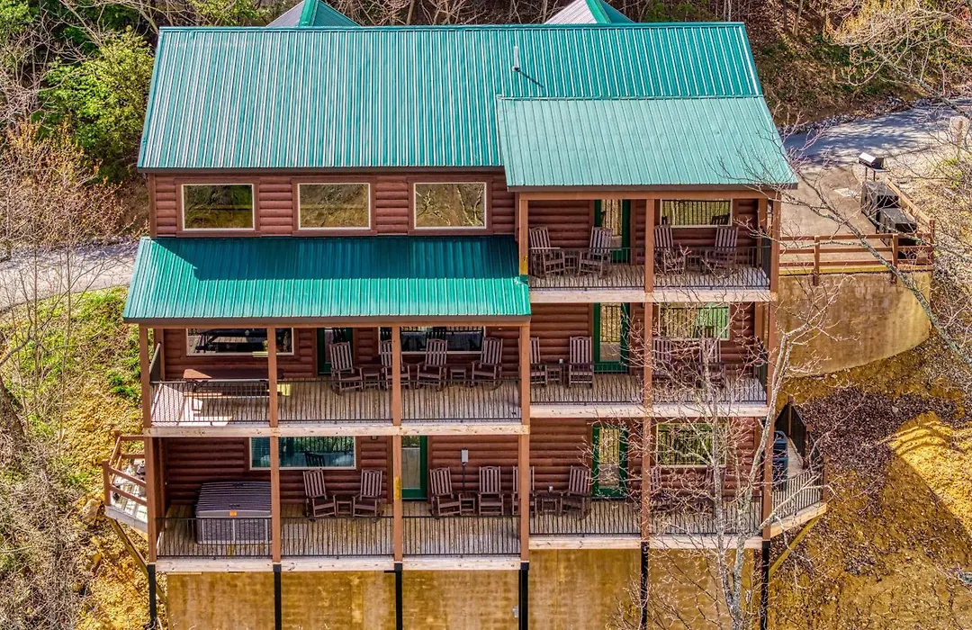 Gritz Carlton Lodge, 2 Large Cabins, 2 Pools, 2 Theater Rooms, 2 Game Rooms, Amazing Mtn Views-1