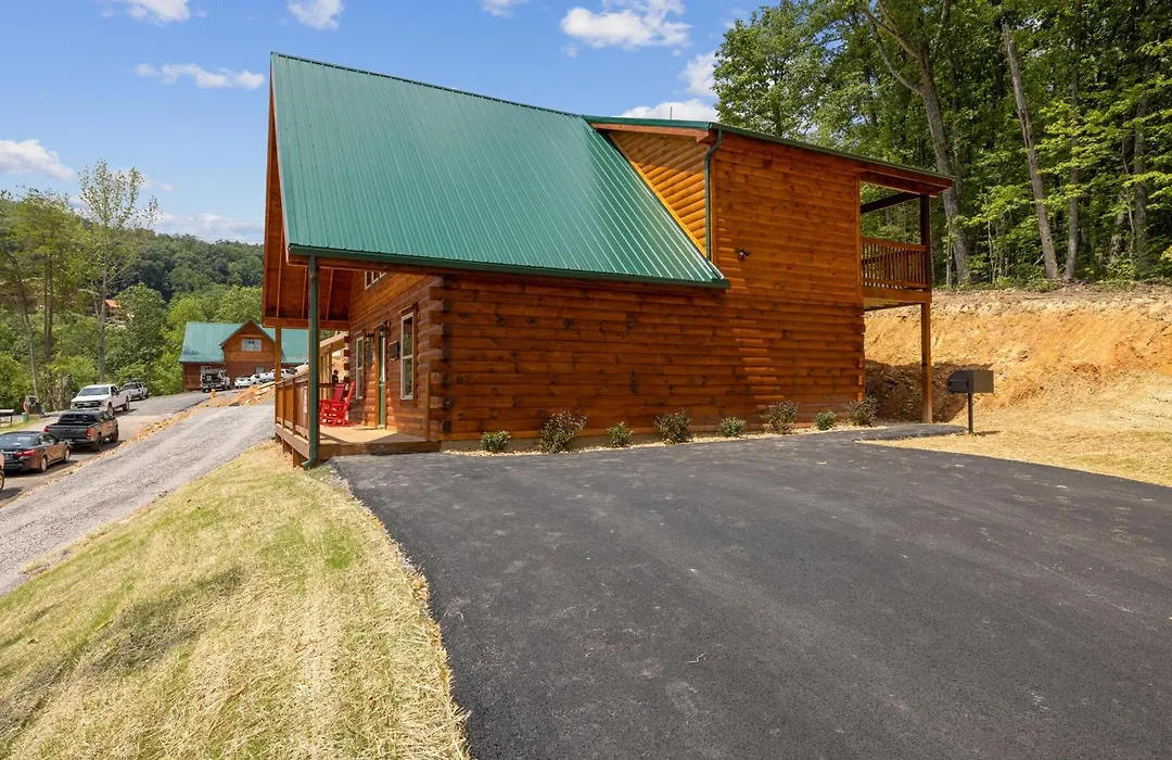 The 3 Bears Is A Newly Built 3 Bedroom Cabin Only 3 Minutes From The Parkway!-1