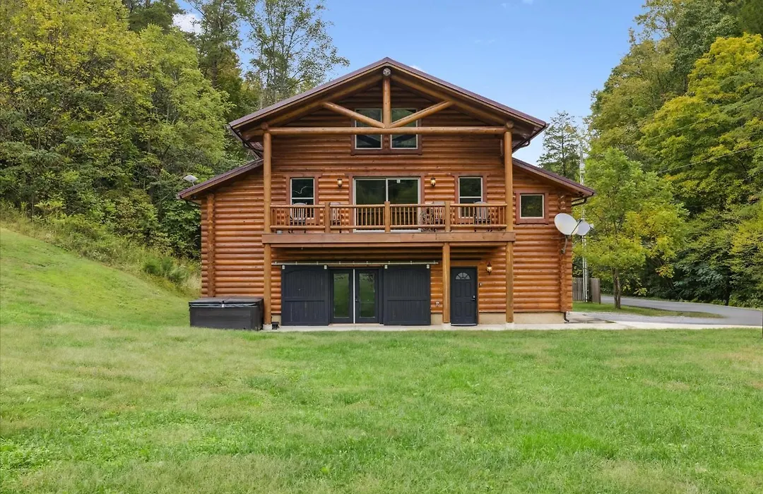 Black Bear Lodge - Game, Movie, Firepit-1