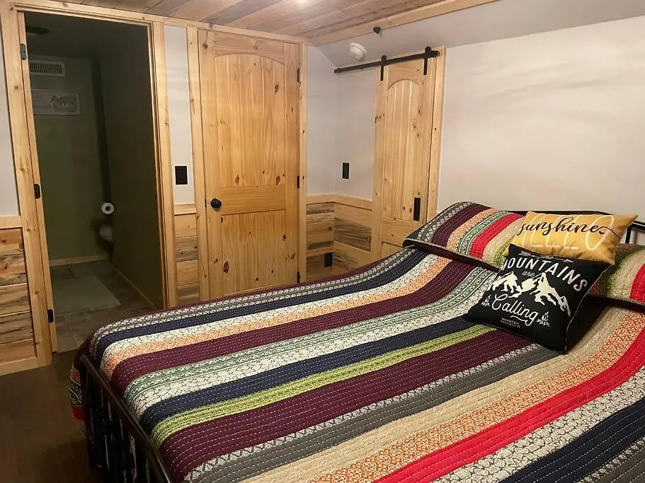 Creekside Hideaway - Real Log Cabin W/Great Location-1