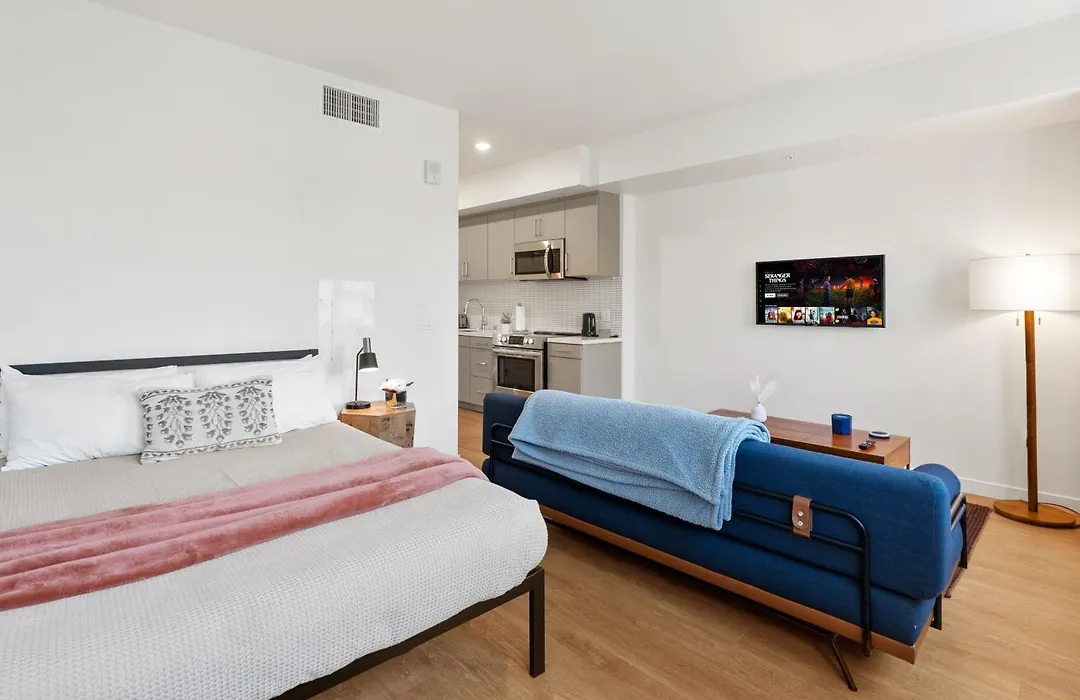 Bright Studio On Sunset Blvd Pool, Parking, Gym-1