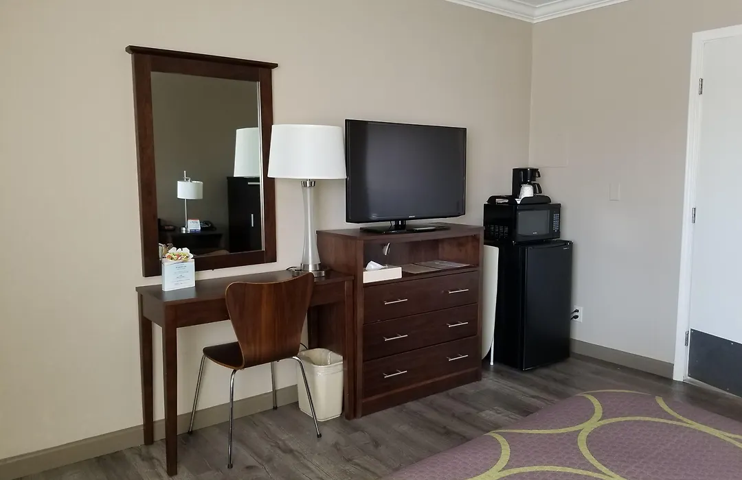 Super 8 By Wyndham Los Angeles-Culver City Area-1