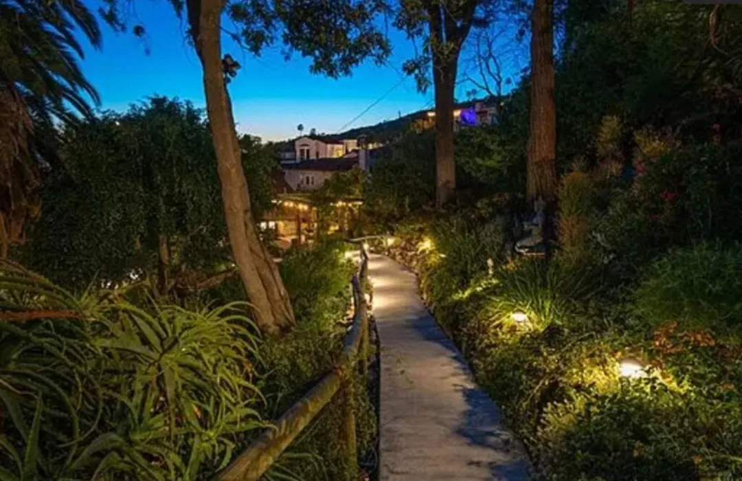 Hollywood Hideaway-1