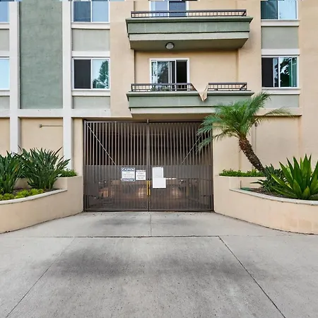 Beverly Hills 2 Bed 2 Bath Penthouse With Den And Parking 414-3