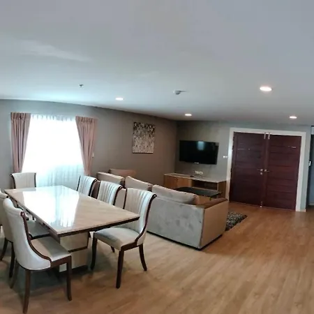 The Lux Ladprao 10-2