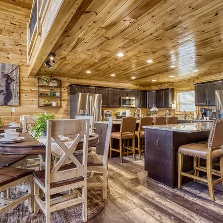 Gritz Carlton Lodge, 2 Large Cabins, 2 Pools, 2 Theater Rooms, 2 Game Rooms, Amazing Mtn Views-2
