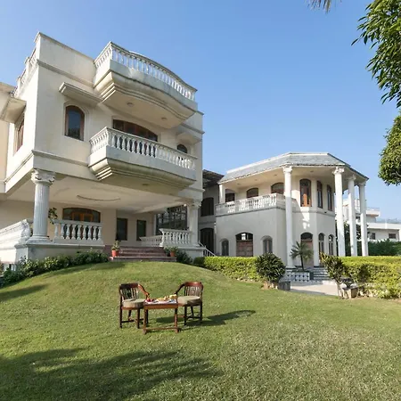 Stayvista's Krishnalaya Mansion: Luxurious Retreat with Indoor Pool & Leisure Amenities-3