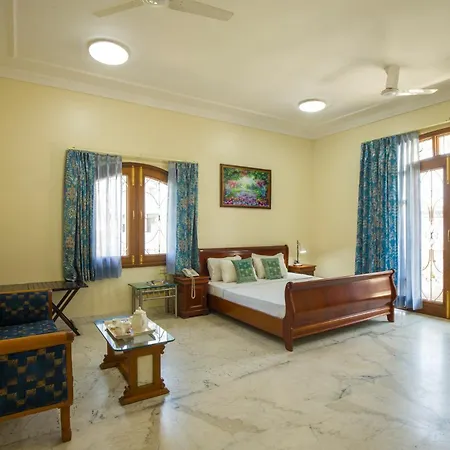 Stayvista's Krishnalaya Mansion: Luxurious Retreat with Indoor Pool & Leisure Amenities-2