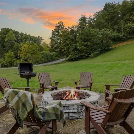 Black Bear Lodge - Game, Movie, Firepit-2