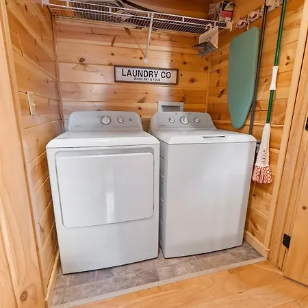 Foxes' Den Cabin With Private Hot Tub-2